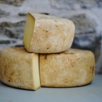 Trois fromages empilés