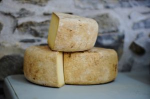 Trois fromages empilés