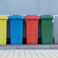 Des poubelles