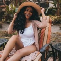 Jeune femme noire profitant du printemps