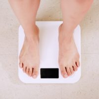 Une femme sur une balance pour mesurer son poids
