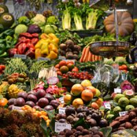 Un étal de fruits et légumes frais