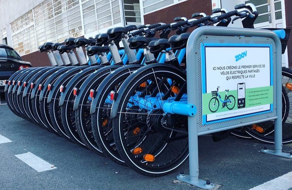 Les vélos électriques de Zoov stationnés sur un parking