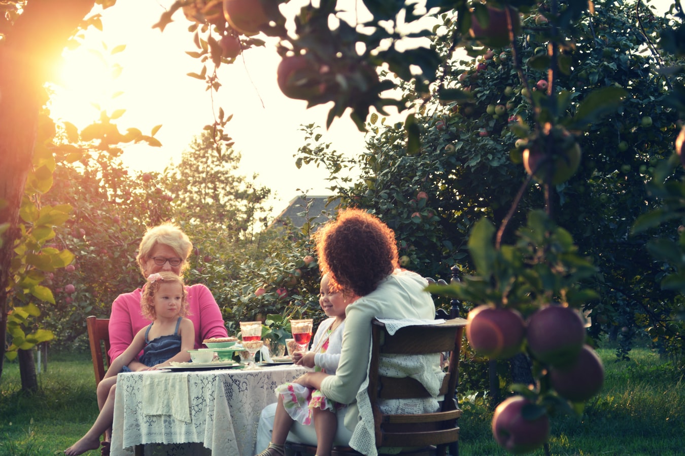 Une famille prenant le petit dejeuner dans le jardin