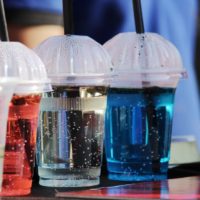 Des pailles en plastique dans des gobelets