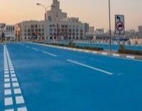 Une route peinte en bleu à Doha, au Qatar