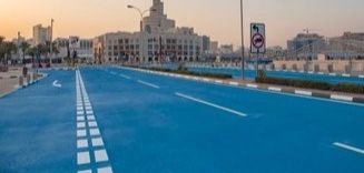 Une route peinte en bleu à Doha, au Qatar