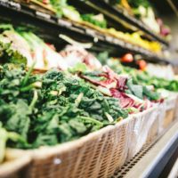 Des produits alimentaires dans le rayon d'un commerce