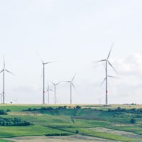 Un champ d'éoliennes