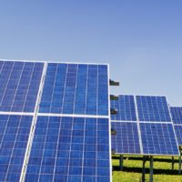 Un champ de panneaux solaires, l'une des filières des énergies renouvelables