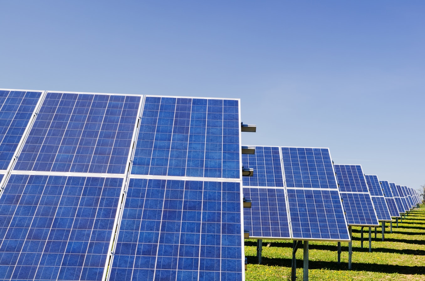 Un champ de panneaux solaires, l'une des filières des énergies renouvelables