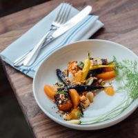 Un repas végétarien sur une table