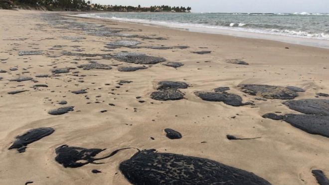 Des galettes de pétrole sur l'une des plages touchées par la pollution au Brésil