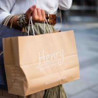 Une femme portant ses emplettes dans la rue