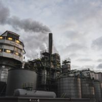 Une usine émettant une colonne de fumée à Amsterdam (Pays Bas).