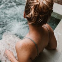 Une jeune femme dans un spa.