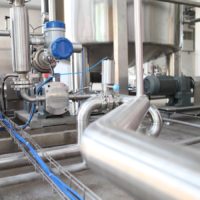 Des canalisations dans une usine.