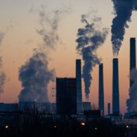 Des colonnes de fumée au dessus d'une usine.