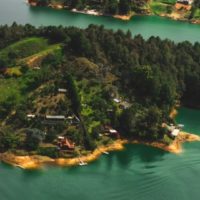 Paysage de lacs et de petites îles forestières à Guatape, Colombie