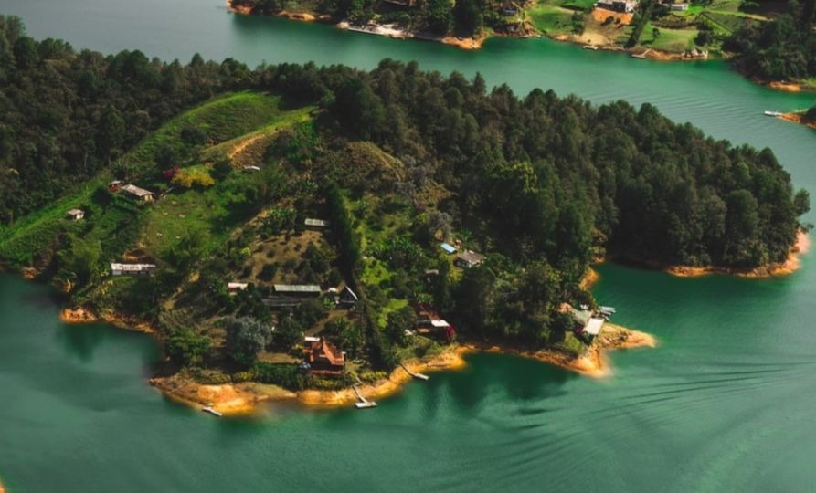 Paysage de lacs et de petites îles forestières à Guatape, Colombie