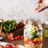 Fruits secs, lentilles, fromage, salade.