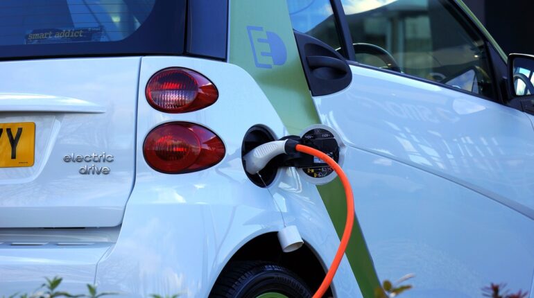 Une voiture électrique en pleine recharge.