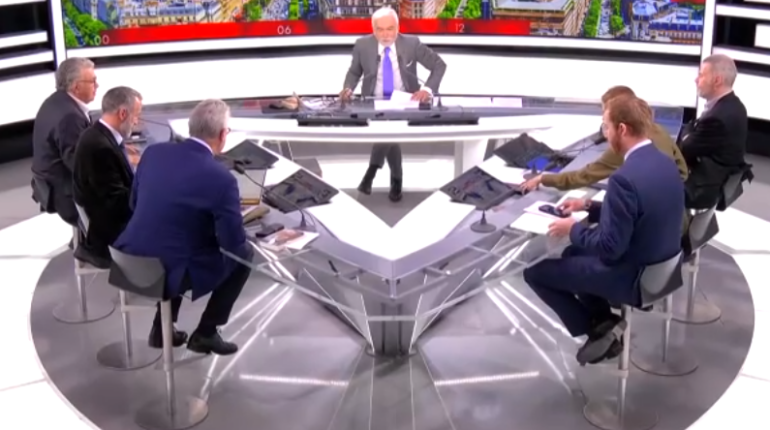 Sur le plateau de CNews avec Pascal Praud.