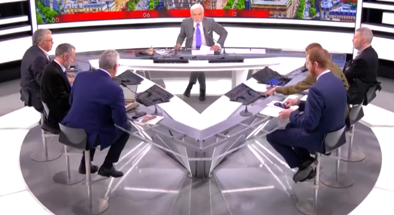Sur le plateau de CNews avec Pascal Praud.